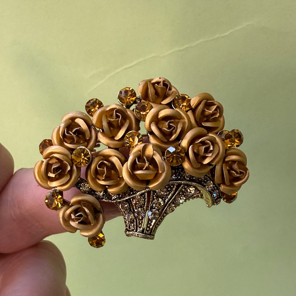 Elegant vintage Gold Roses in the Basket Brooch